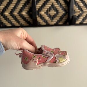 Winnie the Pooh Crocs Loafers - Baby/Toddler Size 4-5 - Coral Pink/Yellow